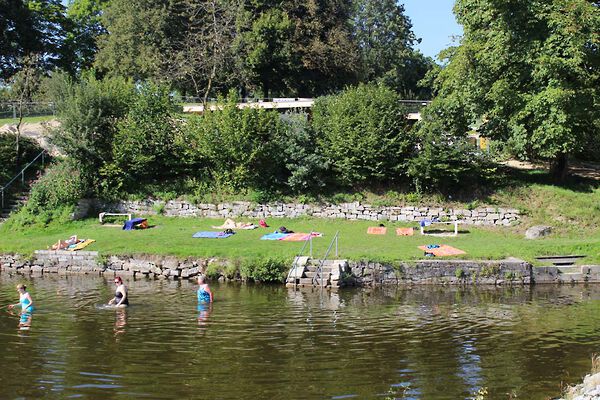 Badesee nahe des Feriendorfe